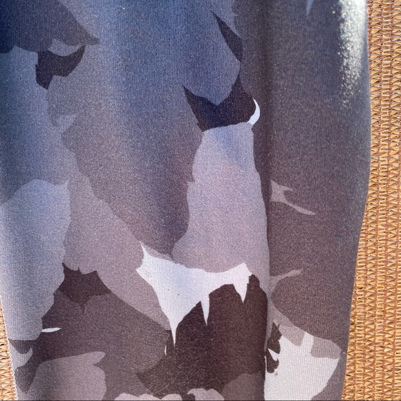 Lululemon Wunder Under Crop II Palm Party, Sz 6 - Picture 7 of 11